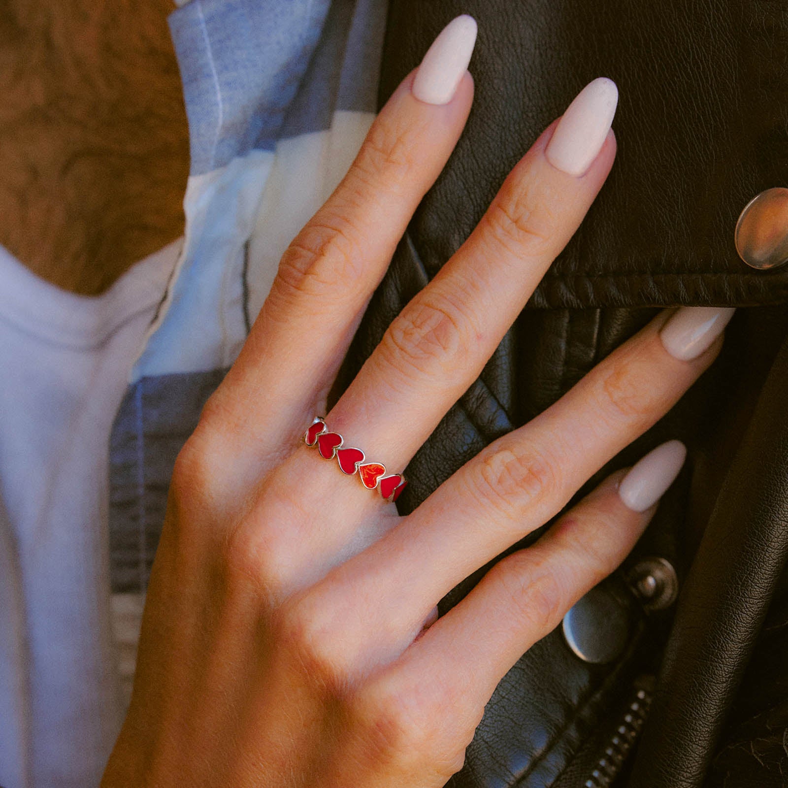 Love Hearts Band Ring - Image 6